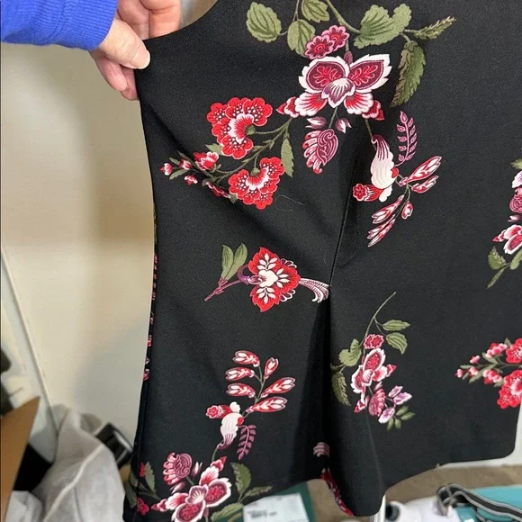 Large Ann Taylor Factory Black and Red Floral Blouse fitted waist pearl accents - Picture 4 of 8